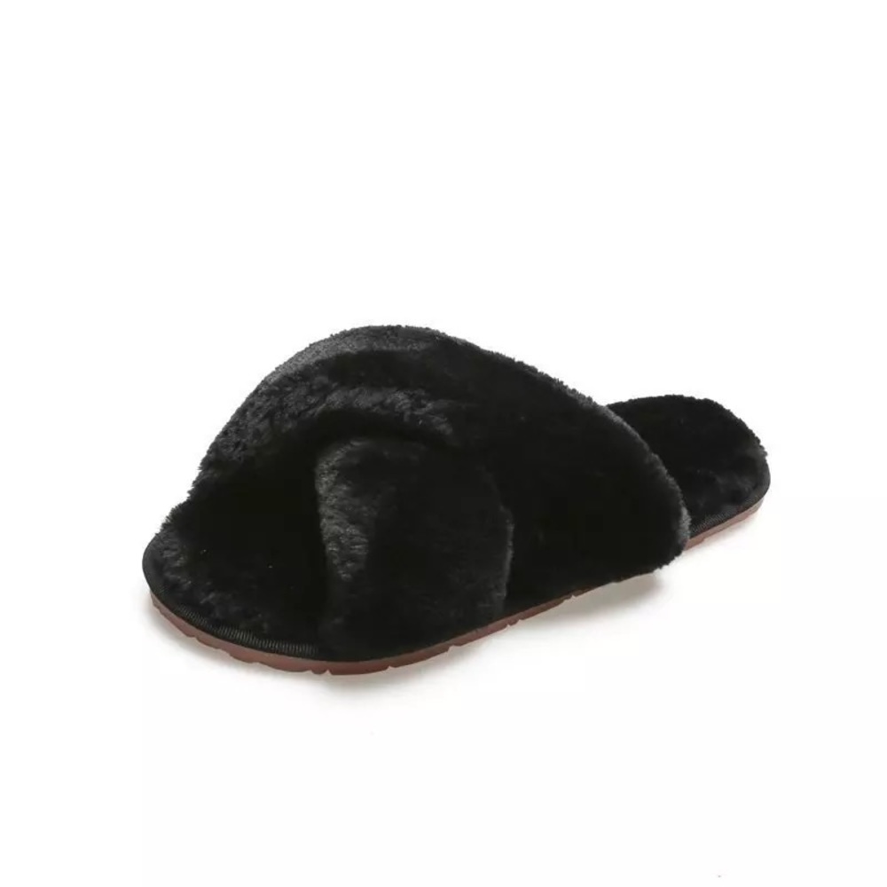 NWT black fuzzy slippers